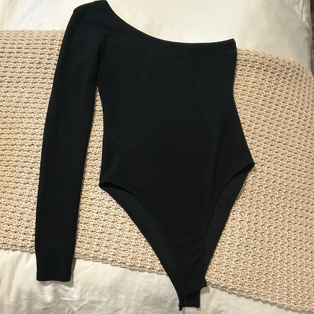 Zara Women’s one-sleeved bodysuit